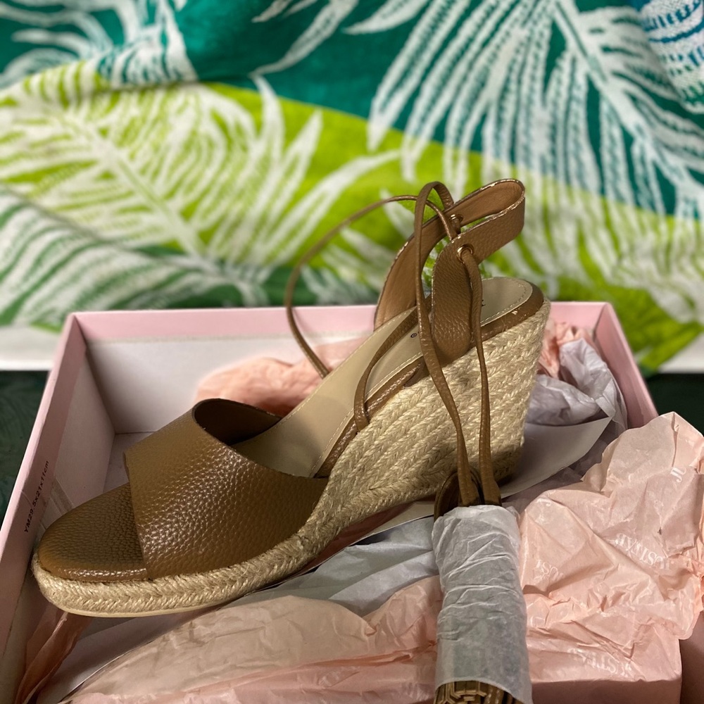 Tan sandals. - Picture 2 of 3
